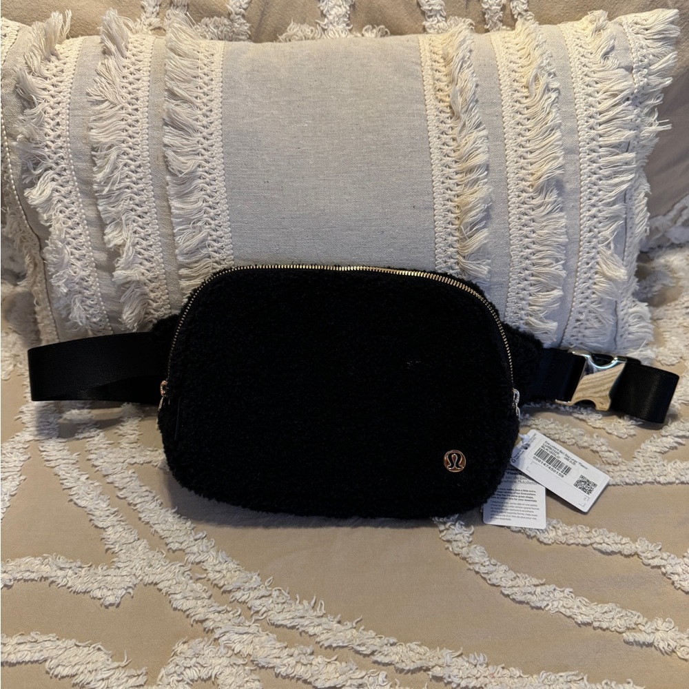 Everywhere Belt Bag Large Fleece 2L Black & Gold